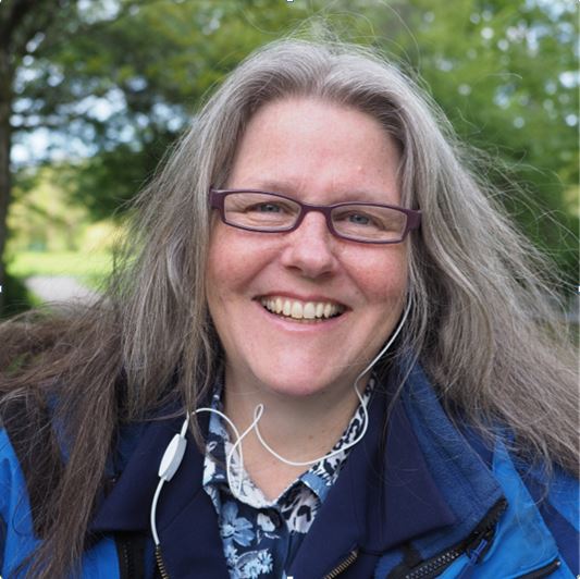 Susanne Ramselaar-Schijf 2024 buiten lachend